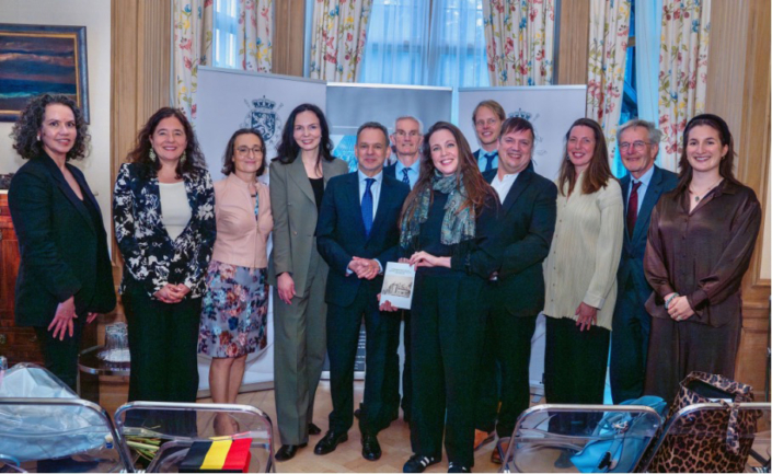 Schrijfwedstrijd diplomaat-schrijvers